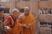 Его Святейшество Далай-лама продолжает обхождение храма Махабодхи. Бодхгая, штат Бихар, Индия. 29 декабря 2016 г. Фото: Джереми Рассел (офис ЕСДЛ)