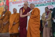 Его Святейшество Далай-лама благодарит досточтимого Ратнесвара Чакму за помощь в организации встречи с учащимися школ, расположенных в окрестностях Бодхгаи. Бодхгая, штат Бихар, Индия. 31 декабря 2016 г. Фото: Тензин Чойджор (офис ЕСДЛ)