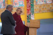 Его Святейшество Далай-лама говорит о мудрости и сострадании на встрече с учащимися школ, расположенных в окрестностях Бодхгаи. Бодхгая, штат Бихар, Индия. 31 декабря 2016 г. Фото: Тензин Чойджор (офис ЕСДЛ)