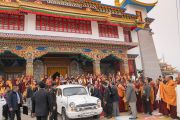 Его Святейшество Далай-лама уезжает из монастыря Палъюл Тхуптен Чойкхор Даргьелинг. Бодхгая, штат Бихар, Индия. 31 декабря 2016 г. Фото: Тензин Чойджор (офис ЕСДЛ)