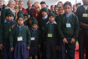 Его Святейшество Далай-лама фотографируется на память с группой школьников перед началом встречи с более чем двумя тысячами учащихся школ, расположенных в окрестностях Бодхгаи. Бодхгая, штат Бихар, Индия. 31 декабря 2016 г. Фото: Тензин Чойджор (офис ЕСДЛ)