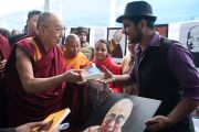 Его Святейшество Далай-лама поздравляет победителей конкурса на лучший портрет Далай-ламы перед началом встречи с учащимися школ, расположенных в окрестностях Бодхгаи. Бодхгая, штат Бихар, Индия. 31 декабря 2016 г. Фото: Тензин Чойджор (офис ЕСДЛ)