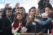 Школьники выстроились в очередь к микрофону, чтобы задать вопрос Его Святейшеству Далай-ламе. Бодхгая, штат Бихар, Индия. 31 декабря 2016 г. Фото: Тензин Чойджор (офис ЕСДЛ)