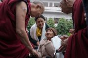 Его Святейшество Далай-лама дарует утешение престарелой тибетской женщине по дороге на встречу с учащимися школ, расположенных в окрестностях Бодхгаи. Бодхгая, штат Бихар, Индия. 31 декабря 2016 г. Фото: Тензин Чойджор (офис ЕСДЛ)