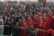 Участники встречи радостно приветствуют Его Святейшество Далай-ламу. Бодхгая, штат Бихар, Индия. 31 декабря 2016 г. Фото: Тензин Чойджор (офис ЕСДЛ)