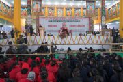 Вид на сцену во время проведения встречи Его Святейшества Далай-ламы с более чем двумя тысячами учащихся школ, расположенных в окрестностях Бодхгаи. Бодхгая, штат Бихар, Индия. 31 декабря 2016 г. Фото: Тензин Чойджор (офис ЕСДЛ)