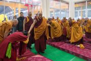 Его Святейшество Далай-лама здоровается с людьми в храме Калачакры, куда он прибыл, чтобы провести подготовительные церемонии в первый день посвящения Калачакры. Бодхгая, штат Бихар, Индия. 2 января 2017 г. Фото: Тензин Чойджор (офис ЕСДЛ)