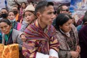 Тибетцы и жители Гималайского региона ждут возможности хоть краем глаза увидеть Его Святейшество Далай-ламу по дороге от места проведения посвящения Калачакры к его резиденции. Бодхгая, штат Бихар, Индия. 2 января 2017 г. Фото: Тензин Чойджор (офис ЕСДЛ)