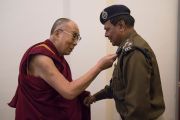 Его Святейшество Далай-лама благодарит начальника местной полиции за обеспечение безопасности во время проведения посвящения Калачакры. Бодхгая, штат Бихар, Индия. 3 января 2017 г. Фото: Тензин Чойджор (офис ЕСДЛ)