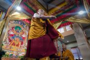 Настоятель монастыря Намгьял Тхомтог Ринпоче выполняет подготовительные ритуалы в павильоне мандалы. Бодхгая, штат Бихар, Индия. 3 января 2017 г. Фото: Тензин Чойджор (офис ЕСДЛ)