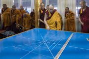 Его Святейшество Далай-лама рассматривает первые линии, нанесенные на площадку, где будет построена мандала Калачакры. Бодхгая, штат Бихар, Индия. 3 января 2017 г. Фото: Тензин Чойджор (офис ЕСДЛ)