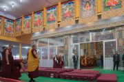 Его Святейшество Далай-лама у тибетских танок с изображениями великих индийских ученых-философов по прибытии в храм Калачакры в начале третьего дня подготовительных церемоний для посвящения Калачакры. Бодхгая, штат Бихар, Индия. 4 января 2017 г. Фото: Тензин Чойджор (офис ЕСДЛ)