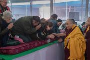 Его Святейшество Далай-лама приветствует верующих по прибытии на место учений в начале третьего дня подготовительных церемоний для посвящения Калачакры. Бодхгая, штат Бихар, Индия. 4 января 2017 г. Фото: Тензин Чойджор (офис ЕСДЛ)