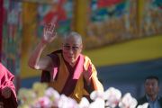 Его Святейшество Далай-лама машет верующим рукой на прощание по завершении первого дня учений, предваряющих посвящение Калачакры. Бодхгая, штат Бихар, Индия. 5 января 2017 г. Фото: Тензин Чойджор (офис ЕСДЛ)