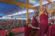 Его Святейшество Далай-лама машет рукой более чем 100,000 верующих в начале первого дня учений, предваряющих посвящение Калачакры. Бодхгая, штат Бихар, Индия. 5 января 2017 г. Фото: Тензин Чойджор (офис ЕСДЛ)