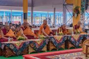Старшие монахи слушают учения Его Святейшества Далай-ламы, предваряющие посвящение Калачакры. Бодхгая, штат Бихар, Индия. 5 января 2017 г. Фото: Тензин Чойджор (офис ЕСДЛ)