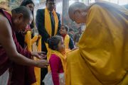 Его Святейшество Далай-лама надевает церемониальный шарф-хадак на маленькую девочку во время встречи с ее семьей. Бодхгая, штат Бихар, Индия. 7 января 2017 г. Фото: Тензин Чойджор (офис ЕСДЛ)