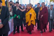 Его Святейшество Далай-лама в сопровождении сикьонга (главы Центральной тибетской администрации) Лобсанга Сенге прибывает на площадку учений в начале третьего дня учений, предваряющих посвящение Калачакры. Бодхгая, штат Бихар, Индия. 7 января 2017 г. Фото: Тензин Чойджор (офис ЕСДЛ)