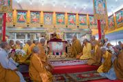 Его Святейшество Далай-лама благодарит группу вьетнамских монахов, прочитавших «Сутру сердца» в начале заключительного дня учений, предваряющих посвящение Калачакры. Бодхгая, штат Бихар, Индия. 8 января 2017 г. Фото: Тензин Чойджор (офис ЕСДЛ)