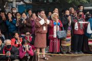 Ранним утром участники посвящения Калачакры собрались у дороги, чтобы встретить Его Святейшество Далай-ламу, направляющегося из своей резиденции к месту учений. Бодхгая, штат Бихар, Индия. 8 января 2017 г. Фото: Тензин Чойджор (офис ЕСДЛ)