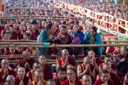 Верующие подошли ближе к сцене, чтобы разглядеть Его Святейшество Далай-ламу, завершающего учения, предваряющие посвящение Калачакры. Бодхгая, штат Бихар, Индия. 8 января 2017 г. Фото: Лобсанг Церинг (офис ЕСДЛ)