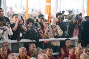 Фото- и видеорепортеры в начале заключительного дня учений Его Святейшества Далай-ламы, предваряющих посвящение Калачакры. Бодхгая, штат Бихар, Индия. 8 января 2017 г. Фото: Тензин Чойджор (офис ЕСДЛ)