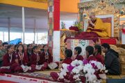 Группа школьниц, читавших «Сутру сердца» на санскрите в начале четырех дней учений Его Святейшества Далай-ламы, предваряющих посвящение Калачакры. Бодхгая, штат Бихар, Индия. 8 января 2017 г. Фото: Тензин Чойджор (офис ЕСДЛ)