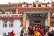 Его Святейшество Далай-лама прощается с верующими по завершении торжественной церемонии открытия монгольского храма Гандан Тегченлинг. Бодхгая, штат Бихар, Индия. 9 января 2017 г. Фото: Тензин Чойджор (офис ЕСДЛ)