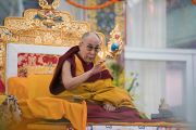 Его Святейшество Далай-лама дарует ученикам подготовительное посвящение Калачакры. Бодхгая, штат Бихар, Индия. 10 января 2017 г. Фото: Тензин Чойджор (офис ЕСДЛ)