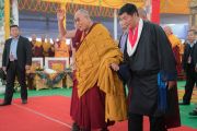 Его Святейшество Далай-лама машет верующим на прощание, покидая площадку учений в сопровождении сикьонга (главы Центральной тибетской администрации) Лобсанга Сенге по завершении первого дня 34-го посвящения Калачакры. Бодхгая, штат Бихар, Индия. 11 января 2017 г. Фото: Тензин Чойджор (офис ЕСДЛ)