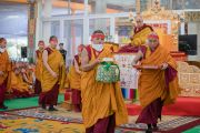 Монахи монастыря Намгьял помогают Его Святейшеству Далай-ламе выполнять необходимые ритуалы в ходе первого дня 34-го посвящения Калачакры. Бодхгая, штат Бихар, Индия. 11 января 2017 г. Фото: Тензин Чойджор (офис ЕСДЛ)