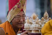 Сакья Тризин Ринпоче совершает ритуальные подношения Его Святейшеству Далай-ламе во время молебна о долгой жизни. Бодхгая, штат Бихар, Индия. 14 января 2017 г. Фото: Тензин Чойджор (офис ЕСДЛ)