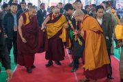 Его Святейшество Далай-лама прибывает на площадку учений, где он даровал 34-е посвящение Калачакры. Бодхгая, штат Бихар, Индия. 14 января 2017 г. Фото: Тензин Чойджор (офис ЕСДЛ)