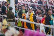 Тибетцы, прибывшие из различных тибетских сообществ, подходят ближе к сцене, чтобы совершить подношения во время молебна о долгой жизни Его Святейшества Далай-ламы. Бодхгая, штат Бихар, Индия. 14 января 2017 г. Фото: Тензин Чойджор (офис ЕСДЛ)