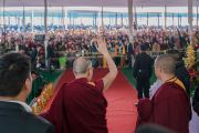 Его Святейшество Далай-лама машет верующим рукой по завершении молебна о долгой жизни и церемонии закрытия 34-го посвящения Калачакры. Бодхгая, штат Бихар, Индия. 14 января 2017 г. Фото: Тензин Чойджор (офис ЕСДЛ)