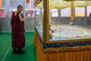 Его Святейшество Далай-лама рассматривает песочную мандалу Калачакры во время краткого визита в храм Калачакры. Бодхгая, штат Бихар, Индия. 15 января 2017 г. Фото: Тензин Чойджор (офис ЕСДЛ)