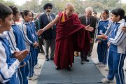 Учащиеся Международной школы Матери приветствуют Его Святейшество Далай-ламу. Нью-Дели, Индия. 21 января 2017 г. Фото: Тензин Чойджор (офис ЕСДЛ)