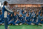 Ученики поднимают руки, чтобы получить возможность задать вопрос Его Святейшеству Далай-ламе во время его лекции в Международной школе Матери. Нью-Дели, Индия. 21 января 2017 г. Фото: Тензин Чойджор (офис ЕСДЛ)