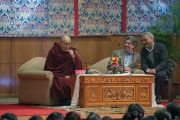 Его Святейшество Далай-лама совместно с Ричардом Дэвидсоном открывает обсуждение на тему «Нейронаука и ум» в Тибетском студенческом общежитии. Дели, Индия. 22 января 2017 г. Фото: Тензин Чойджор (офис ЕСДЛ)