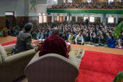 Ричард Дэвидсон обращается к тибетским студентам во время обсуждения на тему «Нейронаука и ум». Дели, Индия. 22 января 2017 г. Фото: Тензин Чойджор (офис ЕСДЛ)