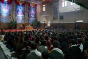 Вид на зал Тибетского студенческого общежития во время беседы Его Святейшества Далай-ламы и Ричарда Дэвидсона о нейронауке и уме. Дели, Индия. 22 января 2017 г. Фото: Тензин Чойджор (офис ЕСДЛ)
