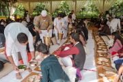 Слушателей угощают традиционным вегетарианским обедом во время первого дня учений Его Святейшества Далай-ламы. Нью-Дели, Индия. 3 февраля 2017 г. Фото: Тензин Чойджор (офис ЕСДЛ)
