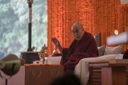 Его Святейшество Далай-лама обращается к собравшимся во время первого дня учений, организованных по просьбе фонда «Видьялока». Нью-Дели, Индия. 3 февраля 2017 г. Фото: Тензин Чойджор (офис ЕСДЛ)