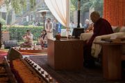 Верующие читают Сутру сердца перед началом учений Его Святейшества Далай-ламы, организованных фондом «Видьялока». Нью-Дели, Индия. 3 февраля 2017 г. Фото: Тензин Чойджор (офис ЕСДЛ)