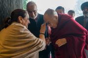 Представители фонда «Видьялока» приветствуют Его Святейшество Далай-ламу согласно индийским традициям в начале первого дня учений по сочинению Нагарджуны «Письмо к другу» и молитве Далай-ламы «Восхваление 17 пандит славной Наланды». Нью-Дели, Индия. 3 февраля 2017 г. Фото: Тензин Чойджор (офис ЕСДЛ)