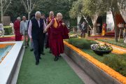 Его Святейшество Далай-лама прощается со слушателями по завершении первого дня учений, организованных по просьбе фонда «Видьялока». Нью-Дели, Индия. 3 февраля 2017 г. Фото: Тензин Чойджор (офис ЕСДЛ)
