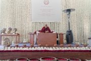 Его Святейшество Далай-лама обращается к собравшимся во время второго дня учений, организованных по просьбе фонда «Видьялока». Нью-Дели, Индия. 4 февраля 2017 г. Фото: Тензин Чойджор (офис ЕСДЛ)