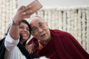 Его Святейшество Далай-лама фотографируется с одной из слушательниц в ходе перерыва между сессиями учений, организованных по просьбе фонда «Видьялока». Нью-Дели, Индия. 4 февраля 2017 г. Фото: Тензин Чойджор (офис ЕСДЛ)