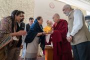 Его Святейшество Далай-лама преподносит статуэтку Будды в дар госпоже Анальджит Сингх и членам ее семьи, выступившей организатором учений. Нью-Дели, Индия. 4 февраля 2017 г. Фото: Тензин Чойджор (офис ЕСДЛ)