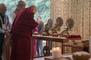 Его Святейшество Далай-лама рассматривает статуэтки буддийских и индуистских божеств в начале второго дня учений, организованных по просьбе фонда «Видьялока». Нью-Дели, Индия. 4 февраля 2017 г. Фото: Тензин Чойджор (офис ЕСДЛ)